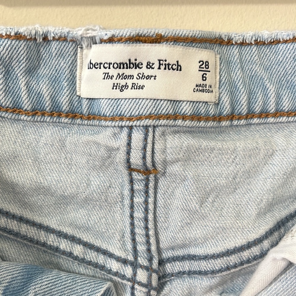 Abercrombie & Fitch The Mom Short High Rise Light Wash Distressed Denim Shorts - Picture 8 of 9